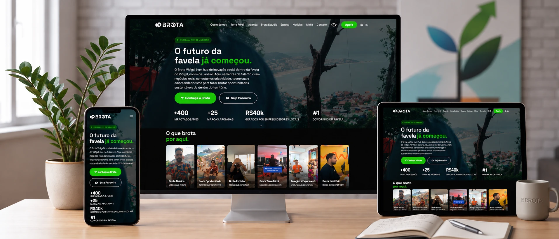 O site do Brota Vidigal sobre um balcão, com o tablet e o celular ao lado